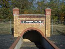 Portal des Stollenmundlochs der Grube Meuro-Stolln mit dem erhaltenen Schachtabschnitt, auf dem Betriebsgelände der Brikettfabrik Meuro-Stolln