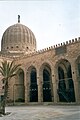Innenhof und eine der beiden Kuppeln des Faradsch-ibn-Barquq-Mausoleums