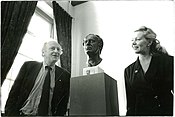 Joseph Brodsky en Sylvia Willink bij beeld van Brodsky