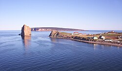 Dorf mit Rocher Percé (links) und Vogelinsel Bonaventure im Hintergrund