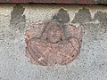 Relief „Pestengel“ in der Hofmauer