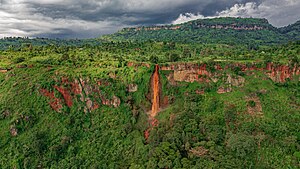 Das Wasser an den Sisiyi Falls fällt ca. 100 Meter in die Tiefe