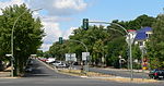 Blick von der Heerstraße in die Flatowallee, 2010. Der als Parkplatz genutzte Mittelstreifen diente bis 1966 als Straßenbahntrasse. Gut erkennbar ist auch die Steigung bis zum Olympiastadion.