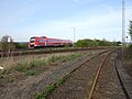 Östlicher Bahnhofskopf des Bahnhofs Kirchenlaibach: Im Vordergrund ein Betriebsgleis, mittig die Ausfahrt in Richtung Weiden, links ein VT 612 nach Marktredwitz