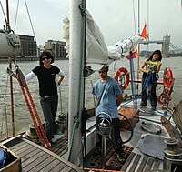 Kokpit i pokład części rufowej s/y Bies, Tamiza, 2010, w tle most Tower Bridge