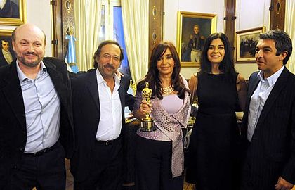 2010 yılında Oskar kazanan El secreto de sus ojos yönetmen ve kadrosu o zamanın Cumhurbaşkanı Cristina Fernández de Kirchner ile beraberken