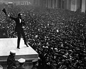 New York City, 1918: A large crowd of people, almost all wearing hats.