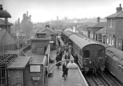 Stoompendel en metro naast elkaar in Epping op 9 maart 1957.