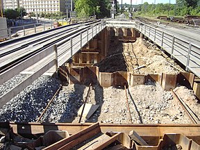 Bauarbeiten für die neue Eisenbahn-Überführung über die Straßenbahn unter dem Bahnsteigbereich