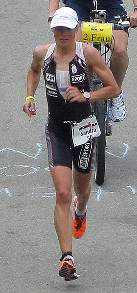 Sandra Wallenhorst als Führende beim Ironman Germany, 2010