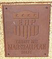 „Erbaut mit Marshallplan hilfe“ – Plakette auf dem Damm