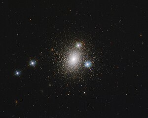 Mayall II (von vier Sternen im Vordergrund umgeben), aufgenommen mithilfe des Hubble-Weltraumteleskops