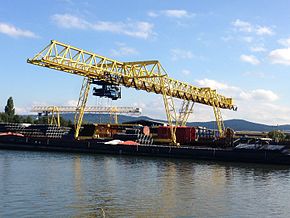 Entladung eines Binnenschiffs im Hafen Lübbecke, zum Teil in einen bereitgestellten Güterwagen