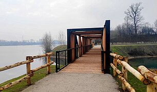 Il ponte che collega le due sponde del lago del Gerolotto