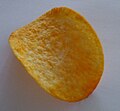 Bir adet Pringles cips.