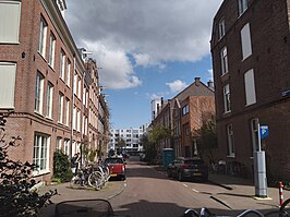 Saxenburgerdwarsstraat vanaf Saxenburgerstraat (april 2021)