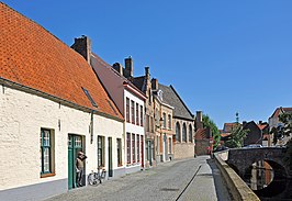 De straat Speelmansrei langs de gelijknamige gracht met rechts de Sleutelbrug.