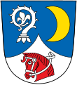 Gemeinde Rechtmehring In Blau eine eingeschweifte, gekürzte silberne Spitze, darin ein silbern gezäumter roter Pferdekopf; oben rechts die silberne Krümme eines Bischofsstabs, links ein goldener Halbmond.