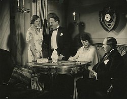 Fenyvessy Éva (balra) a Hyppolit, a lakáj című filmben (1931)