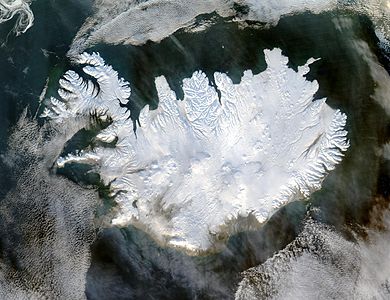 Bir ada ülkesi olan İzlanda'da kış ayları okyanusun da etkisiyle nispeten yumuşak geçmektedir. Ancak yinede ülke tamamen karlarla kaplanmakta ve bitki örtüsü kıyı kesimlerde tundra bitki örtüsüne dönüşmektedir. Kış aylarında ortalama sıcaklık 0 °C iken en düşük sıcaklık rekoru -39,7 °C olmuştur (Ocak 2004, NASA). (Üreten: Jeff Schmaltz)