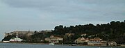 Uitzicht op het Île Sainte-Marguerite, inclusief het Fort Royal en het dorp Sainte-Marguerite.