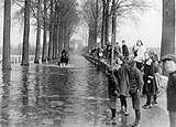 Hoogwater, 1926 (de loopbrug rechts lag er permanent)