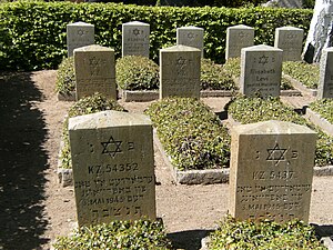 Jüdischer Friedhof am Grasweg in Neustadt in Holstein für etwa 100 jüdische Opfer aus dem KZ Stutthof, die im Rahmen der sogenannten „Sammelaktion“ am Morgen des 3. Mai vor dem Angriff von SS und Neustädter Polizei erschossen wurden.