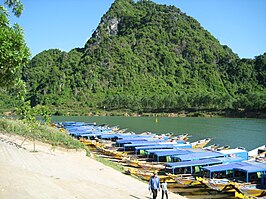 Boten voor toeristen in Phong Nha-Kẻ Bàng