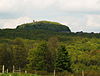 Blick aus Richtung Südsüdwesten zur Rother Kuppe mit Aussichtsturm und Rhön-Park-Hotel