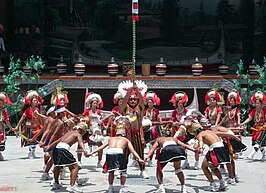 De Amis van Taiwan voeren een traditionele dans uit