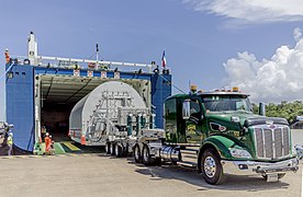 Entladen des Spezial­transporters vom Schiff