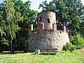 Aussichtsturm (Wartturm) und Stützmauern im davorliegenden Weinberg (Ratsweinberg)