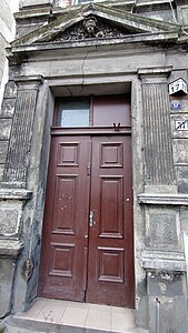 Main door and portal, with the ancient street numbering (37)