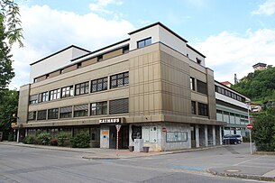 Das 1983 eröffnete Rathaus am Hauptplatz