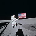 Komutan Shepard, Amerikan bayrağı ile birlikte