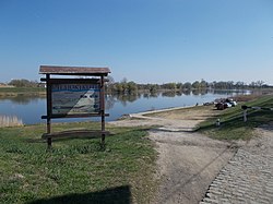 Hajókikötő Mezőtúrnál a folyón