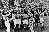 1934 şampiyonu olan İtalya futbolcuları ve teknik heyeti, finalden sonra galibiyet kutlaması yaparken.
