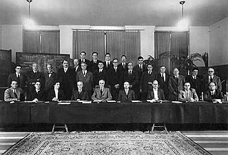 Ninth Conference, 1951. Left to right, sitting: Crussaro, Allen, Cauchois, Borelius, Bragg, Møller, Sietz, Hollomon, Frank; middle row: Rathenau [nl], Koster, Rudberg [sv], Flamache, Goche, Groven, Orowan, Burgers, Shockley, Guinier, C.S. Smith, Dehlinger [de], Laval, Henriot; top row: Gaspart, Lomer, Cottrell, Homes, Curien