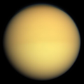 Titan im sichtbaren Licht. Aufgenommen aus einer Entfernung von 174.000 km durch die Raumsonde Cassini, 2009.