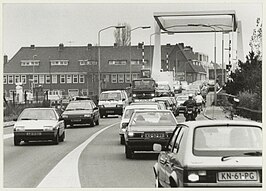 De Waarderbrug in 1989 met oude verkeerssituatie