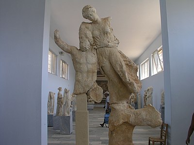 Η αρπαγή της Ωρείθυιας, από τον Βορέα, στο Αρχαιολογικό Μουσείο Δήλου.