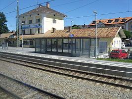 Bahnhofsgebäude mit Gleis 2