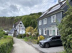 Breitenbruch 1 (rechts) hinten: Baudenkmäler 2/3 und Kleinschmiede