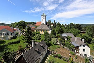 Blick auf den „Kirchberg“ von Gablitz mit Kindergarten II, alter Schule, Pfarrkirche und ehemaliger Mühle