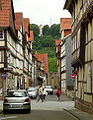 Straßen­bild in der Altstadt mit Blick hoch zur Tillyschanze
