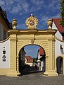 Wappen des Fürstbischofs Christoph Franz von Hutten an der Einfahrt des Zehntkellers in Iphofen