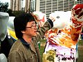 Hong Kong (2004) Jackie Chan eröffnet die Ausstellung