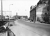 Reconstructie Heerderweg (en sloop pand rechts) na de bouw van de Scharnertunnel, 1962