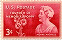 Die US-amerikanische Gedenkbriefmarke zeigt das Portrait Moina Michaels mit drei Mohnblumen. Die Drei-Cent-Marke von 1948 ist rot und zeigt weiße Texte und Bilddarstellungen.