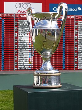 De trofee wordt sinds 1954 uitgereikt door Gaston Barras, die hier in 1939 als 8-jarige caddie begon.